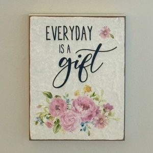Wooden floral accent piece